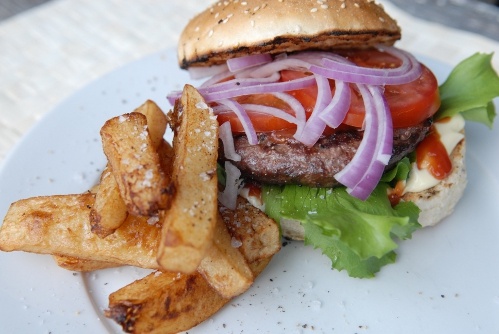 Grillad hamburgare med hemgjorda pommes